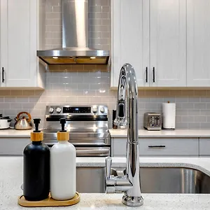 https://stylish-4bedroom-freeparking-indoorfireplace.calgaryhotelsearch.com