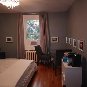 Homestay With King Bed In Shared 3 Bedroom Downtown